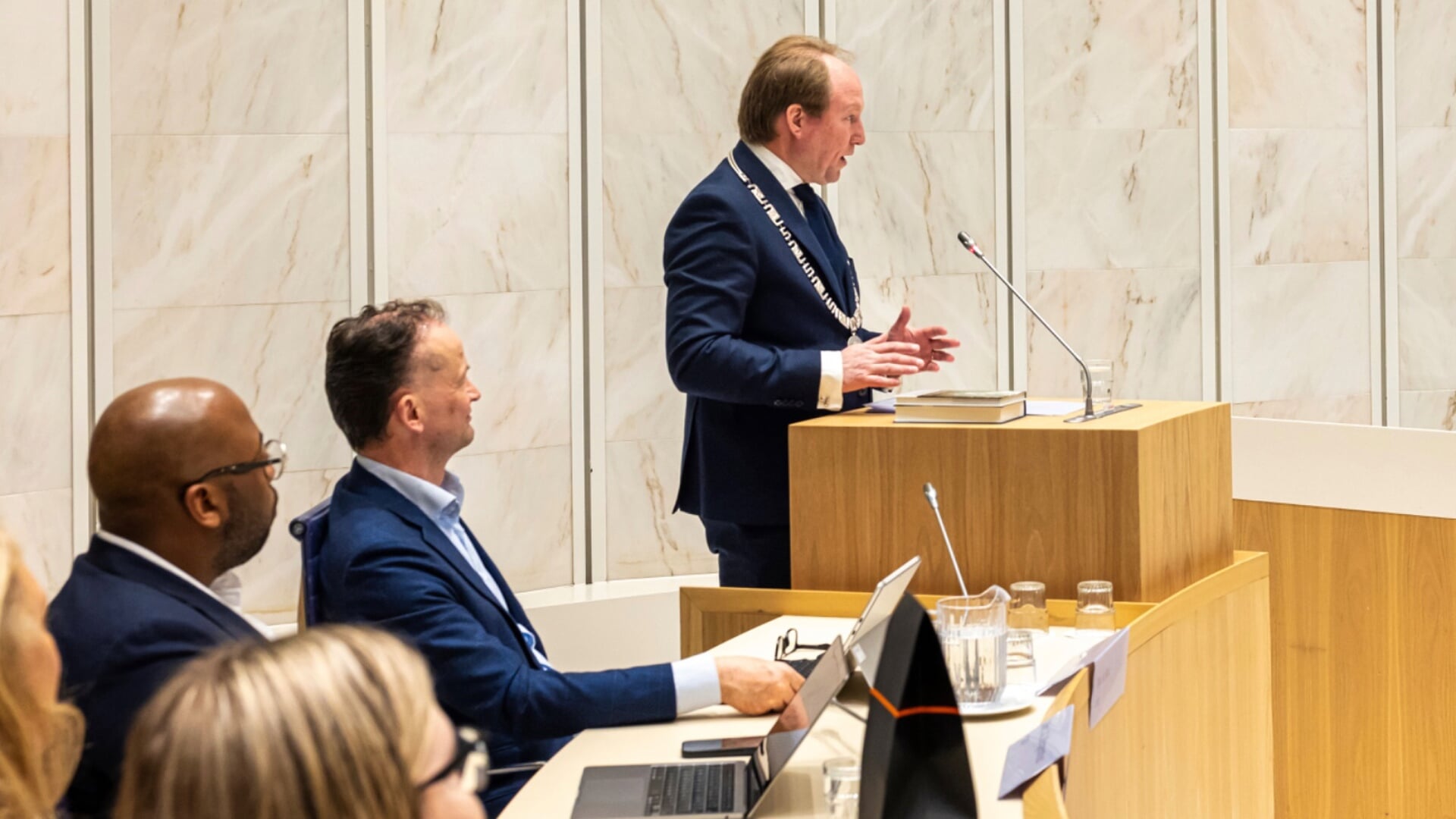 Burgemeester Hein van der Loo in de raadzaal (Foto: aangeleverd)