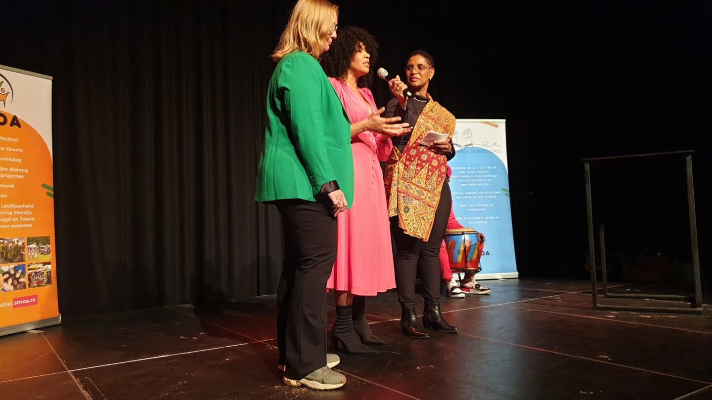 Nancy Bosmans (midden), schrijfster van het boek 'De wereld van Boebalas' en Sandra Goos (links) van Art Playground vertellen over de speelexpo voor kinderen. (Foto: Almere DEZE WEEK)