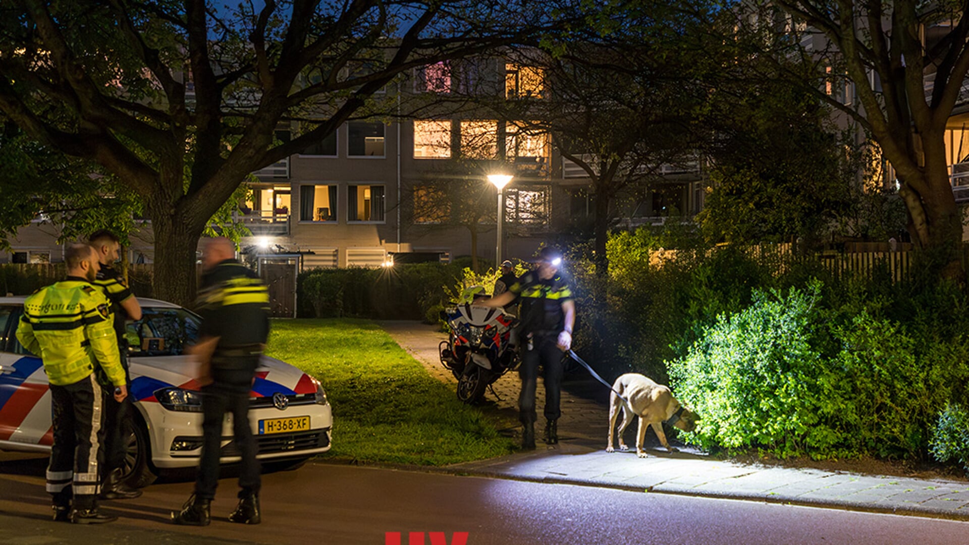 De politie zoekt in de bosjes naar de verdachte (Foto: HV Almere)