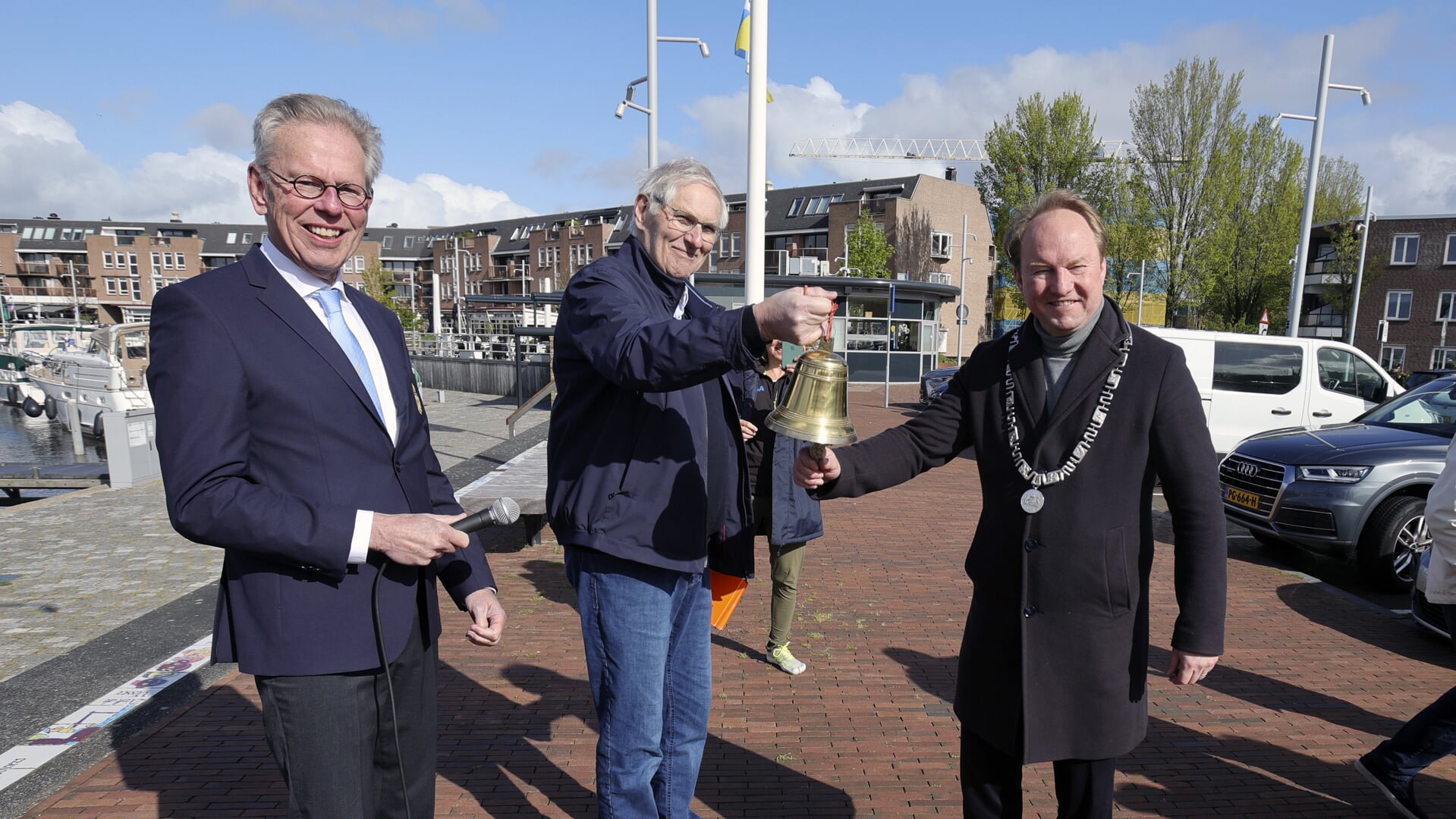 Burgemeester Van der Loo luidde de bel voor het nieuwe vaarseizoen (Foto: Fred Rotgans)