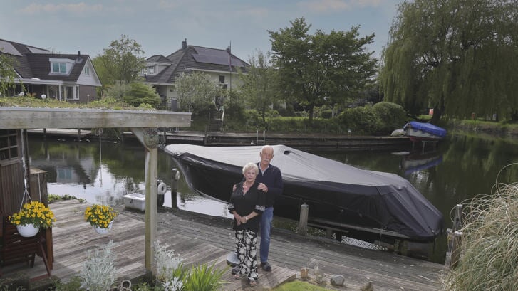 Henk en Ria van Dijk wonen met veel plezier in hun huis aan het water in Filmwijk. (Foto: Fred Rotgans)