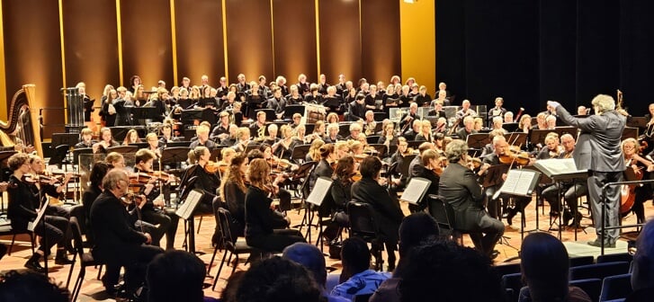 Het Via Musica Festival Orkest speelde zaterdagavond in de Grote Zaal van Kunstlinie de Wederopstanding Symfonie van Mahler. (Foto: Almere DEZE WEEK)