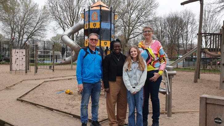 speeltuinbeheerder Fred van der Pool, kinderburgemeester Haven en Lilian Reding en Cora Spaans van stichting Alkind. (Foto: Almere DEZE WEEK)