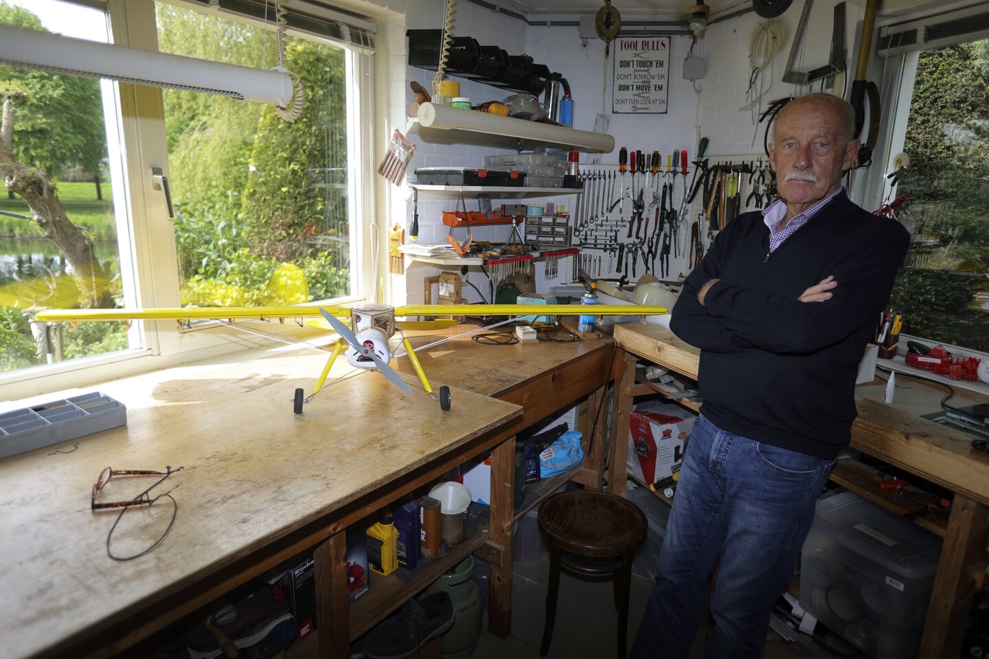 In de garage brengt Henk veel tijd door aan het bouwen van modelvliegtuigen. (Foto: Fred Rotgans)