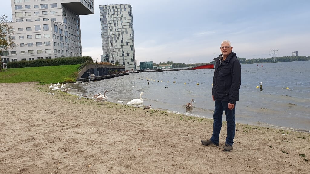 Ton Eggenhuizen deed onderzoek naar zwanen in Almere. (Foto: Almere DEZE WEEK)