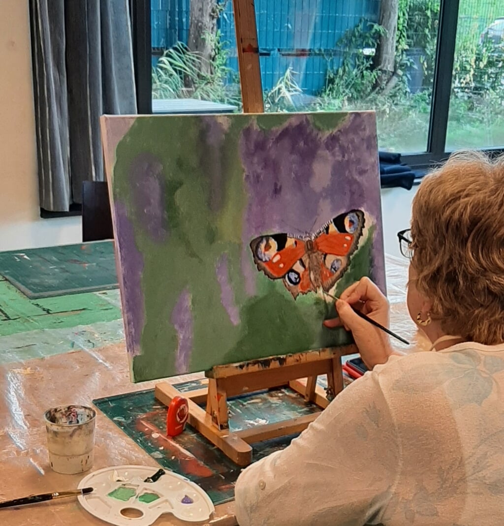 Deelneemster Linda schildert een vlinder. (Foto: aangeleverd)