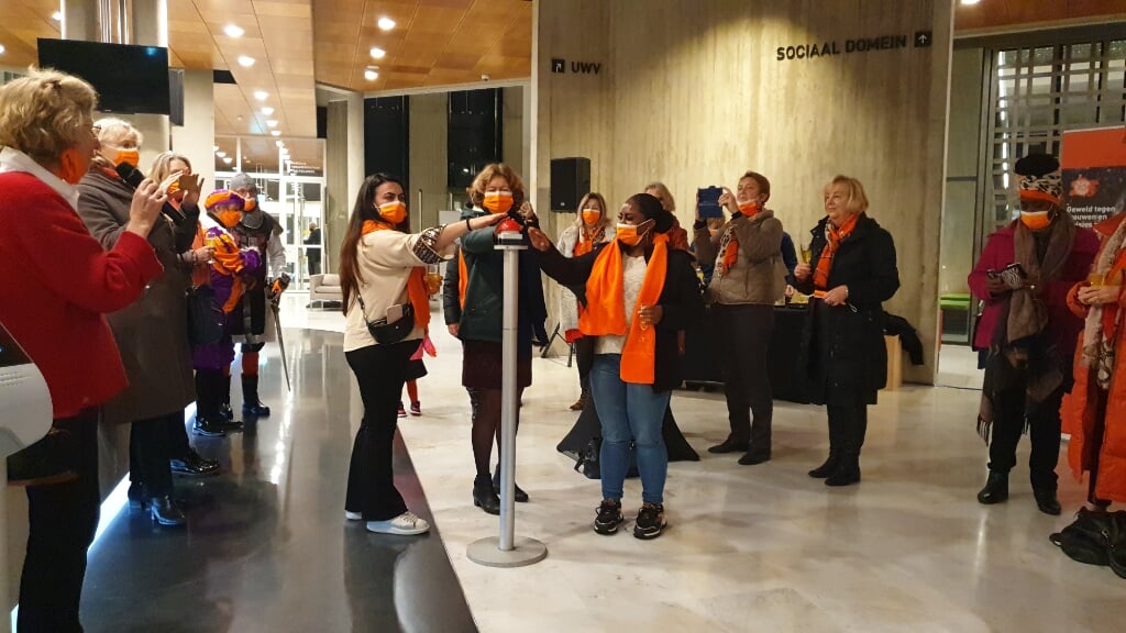 Wethouder Froukje de Jonge gaf donderdag samen met Oranjehuis-bewoonsters Yeliz en Queres het startsein voor Orange the World. (Foto: Almere DEZE WEEK)