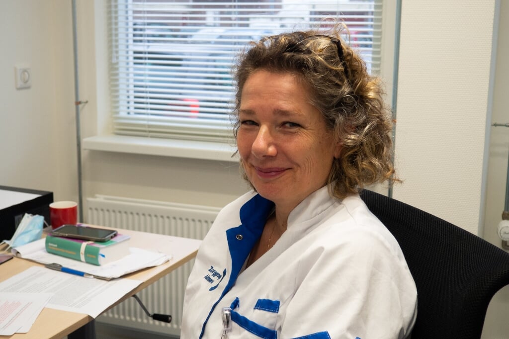 Wijkverpleegkundige Monique Jaspers van de Zorggroep Almere vertelt in de podcast over haar werk. (Foto: aangeleverd)