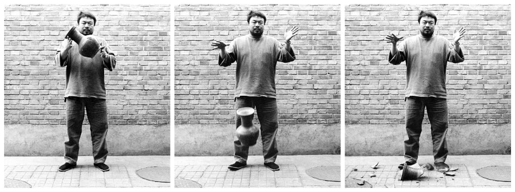 Dropping a Han Dynasty Urn van Ai Weiwei.