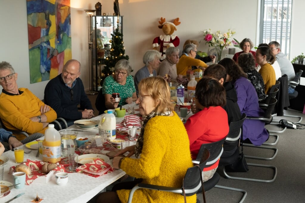 De vrijwilligers van Parkhuys Almere tijdens een feestelijke lunch op de Dag van de Vrijwilliger. (Foto: Marco ter Beek)