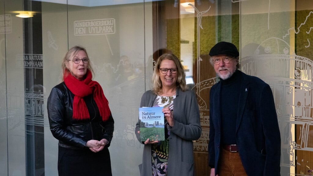 Almeerders Richard Bosker en Hanneke Weug overhandigden begin dit jaar hun boek Natuur in Almere aan directeur Liesbeth Bronkhorst van Stad & Natuur. (Foto: aangeleverd)