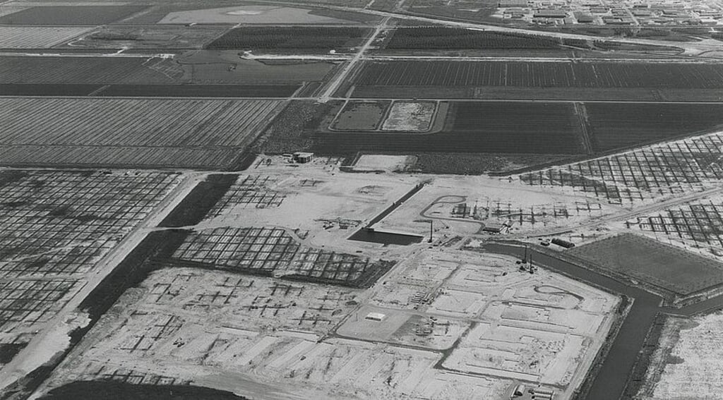 Luchtfoto grond centrum. (Foto: Bart Hofmeester / AeroCamera 1979, collectie Stadsarchief Almere)