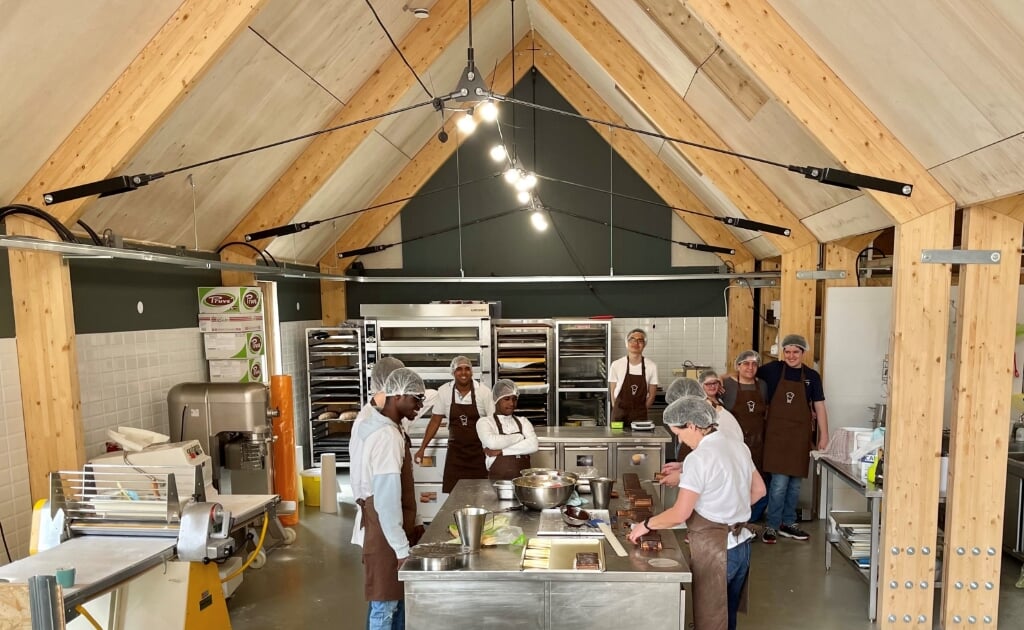 Cliënten aan het werk in de nieuwe bakkerij. (Foto: Almere DEZE WEEK)