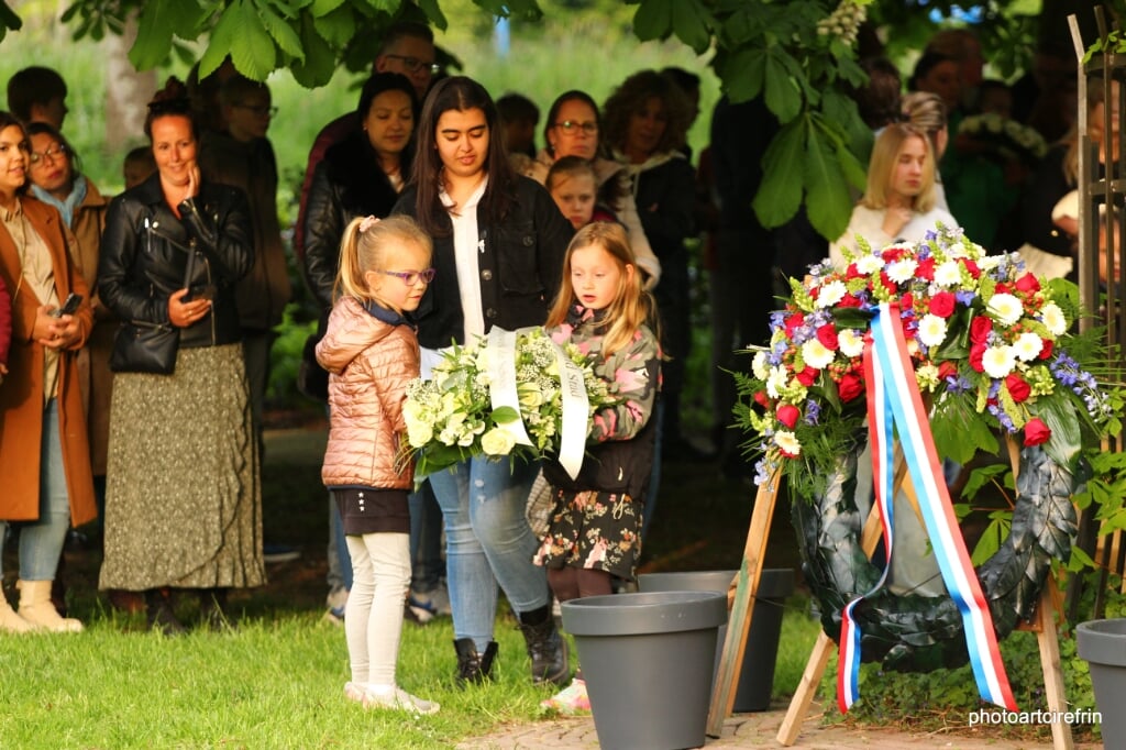 In het Bos der Onverzettelijken werden op 4 mei bloemen gelegd bij de Anne Frankboom. (Foto: Erik Frings)