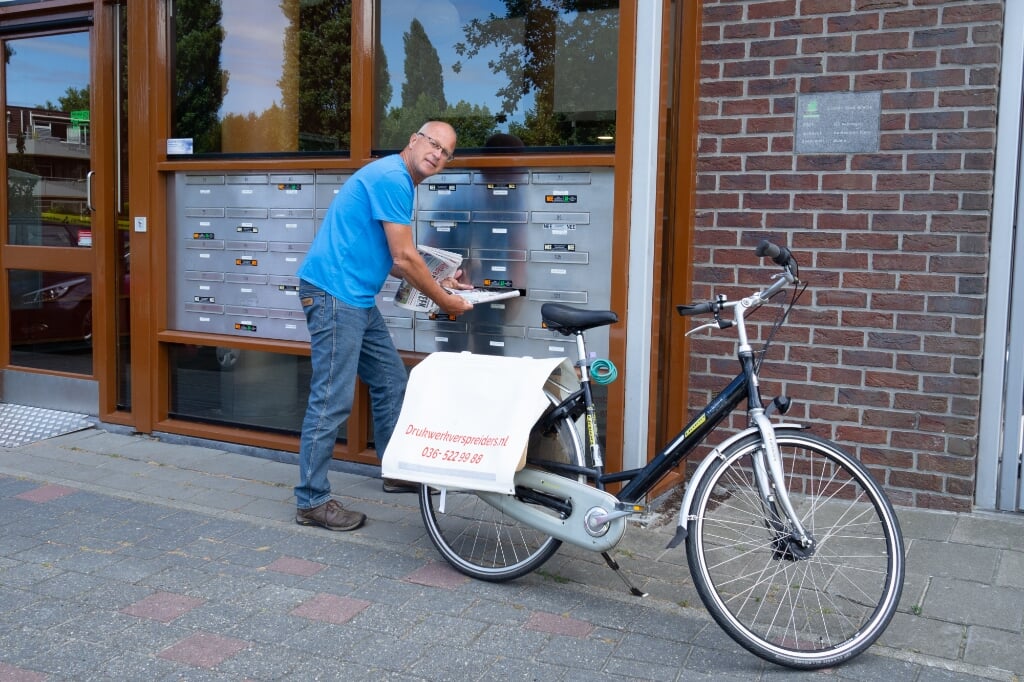 André van Putten blijft gezond met een krantenwijk. (Foto: Almere DEZE WEEK)