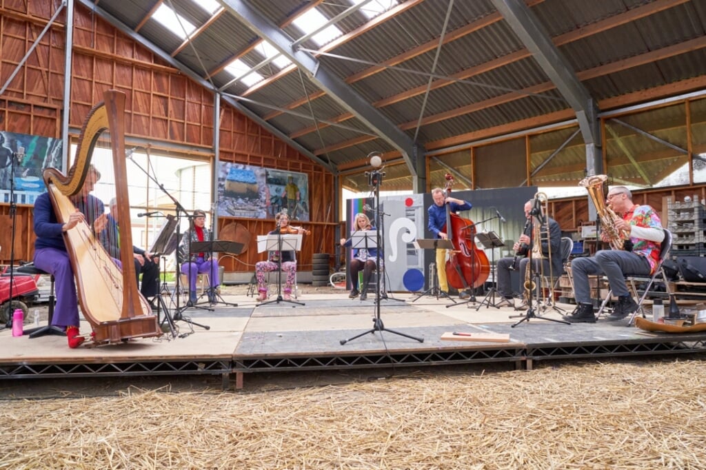 De koeienstal van boerderij Vliervelden in Oosterwold wordt weer omgetoverd tot een concertpodium. (Foto: aangeleverd)