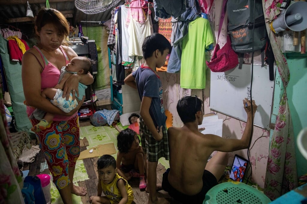Zo wordt er huiswerk gemaakt in de sloppenwijk op de Filipijnen. (Reuters/Eloisa Lopez)