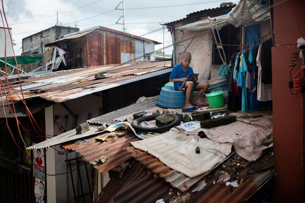 Deze jongen doet zijn huiswerk op het dak. (Reuters/Eloisa Lopez) 