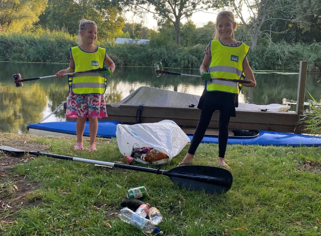 Linde (7) en Myrthe (9) uit de Kruidenwijk halen iedere week een berg afval uit de Almeerse wateren. (Foto: aangeleverd)