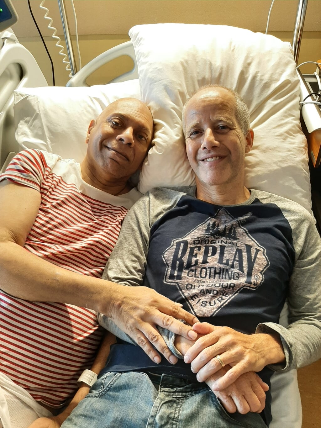 Adjiedj Bakas met zijn man Vinco David tijdens diens behandeling in het Flevoziekenhuis. (Foto: aangeleverd)