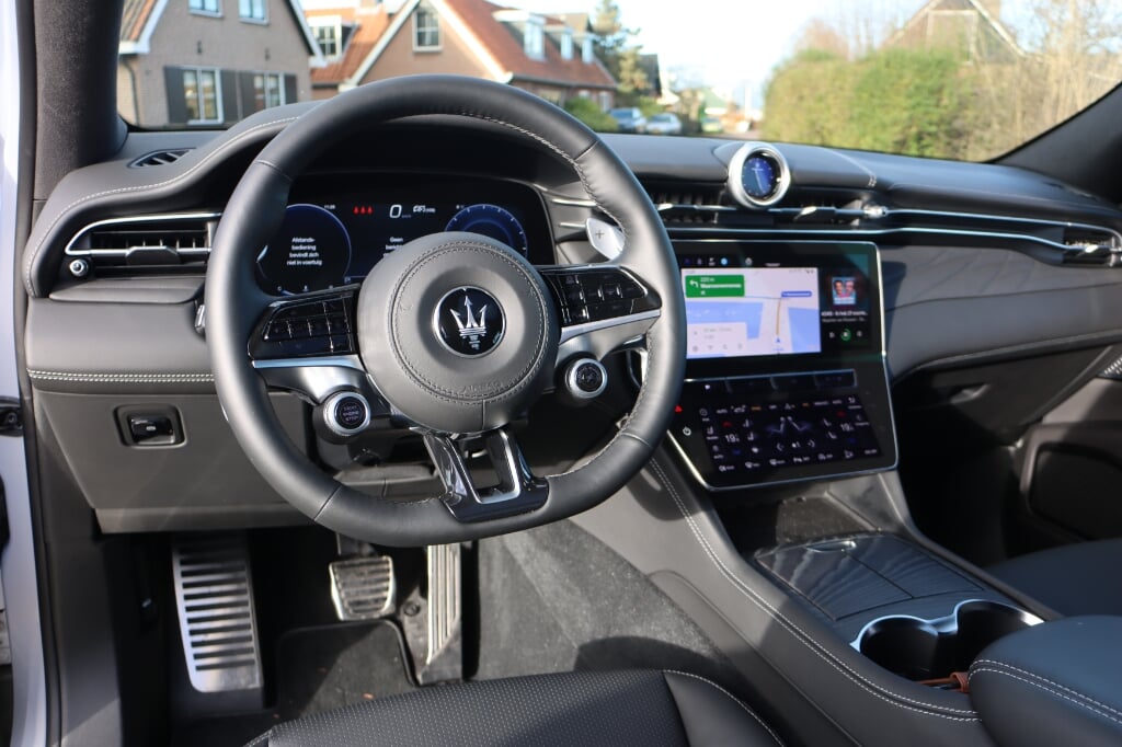 Het dashboard is volgens Maserati-traditie afgewerkt. (Foto: aangeleverd)