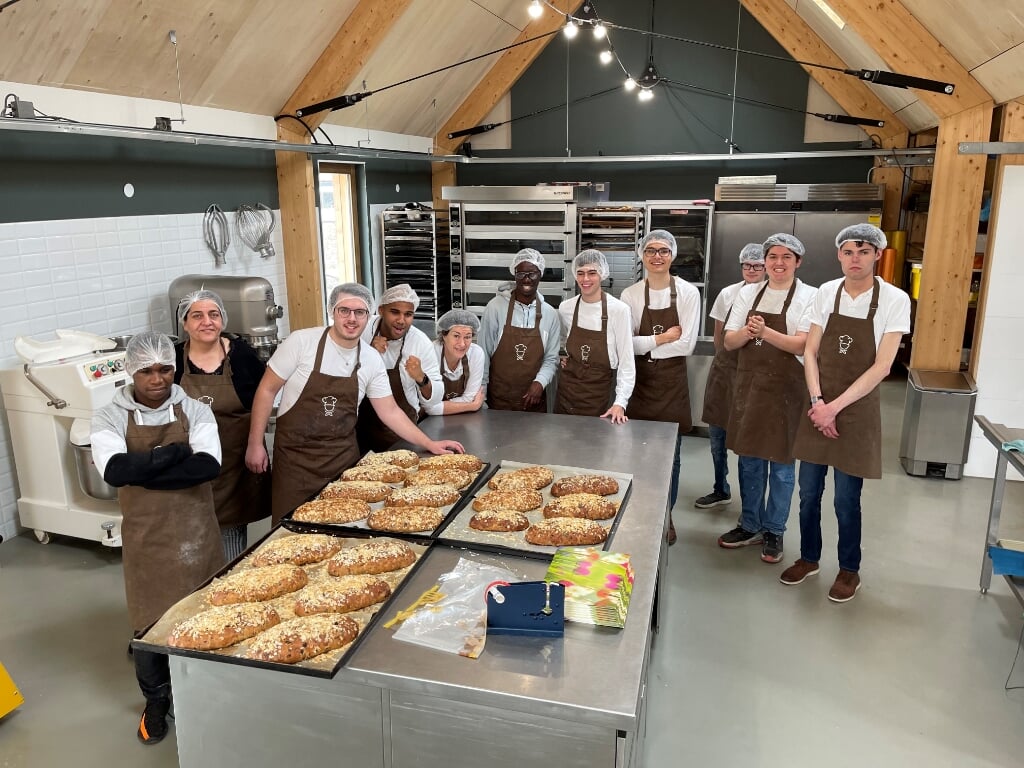 De bakkers van de Zorgbakkerij maken onder andere lekkere paasbroden. (Foto: Almere DEZE WEEK)