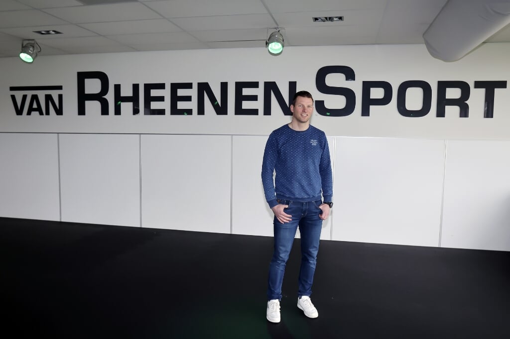 Directeur Wim van Kippersluis bij het nieuwe Van Rheenen Sport-logo. (Foto: Fred Rotgans)