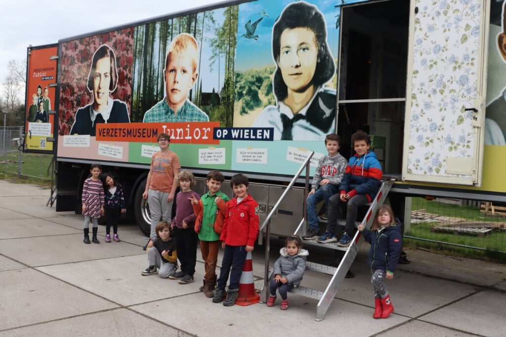 Kinderen bij de trailer van het Verzetsmuseum. (Foto: Studio Rotgans/Rinus Lettinck)