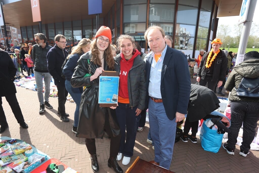 Op Koningsdag spraken Tirza en Sophie met burgemeester Hein van der Loo over de zeilreis die ze gaan maken. (Foto; Fred Rotgans)