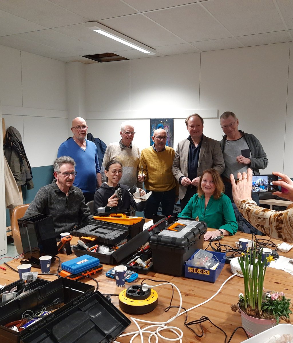 Burgemeester Hein van der Loo met de vrijwilligers van Repair Café Regenboogbuurt. (Foto: aangeleverd)