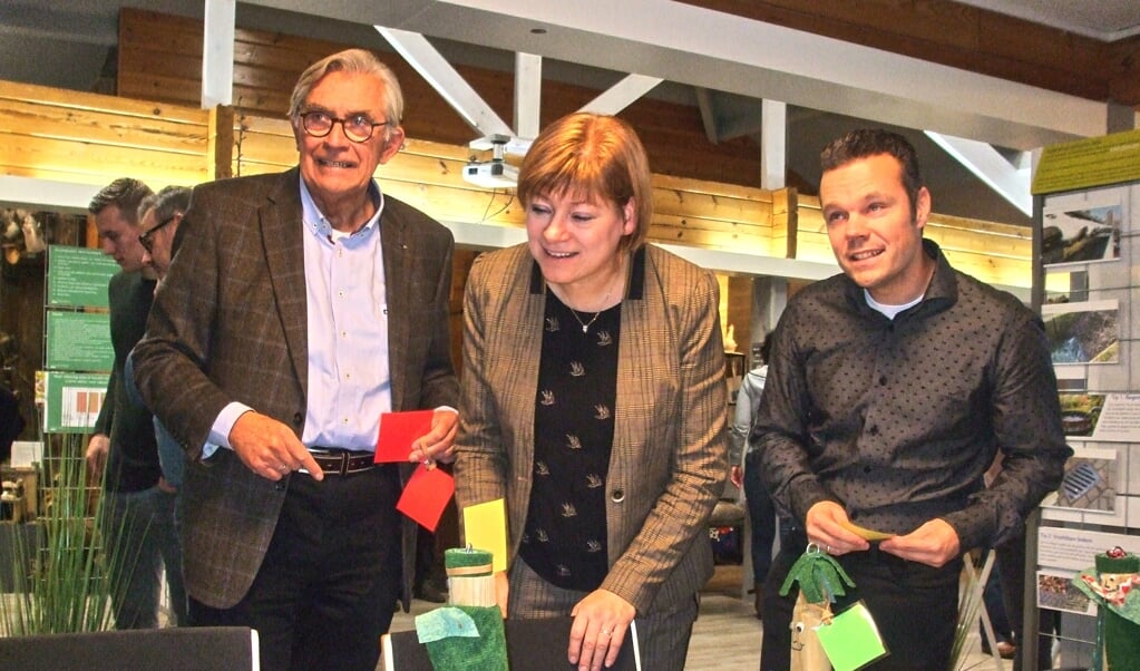 Wethouder Jacqueline van Dongen, Wim Los en Marc Rotmans openden de tentoonstelling ‘Van de Regen in de Drup’