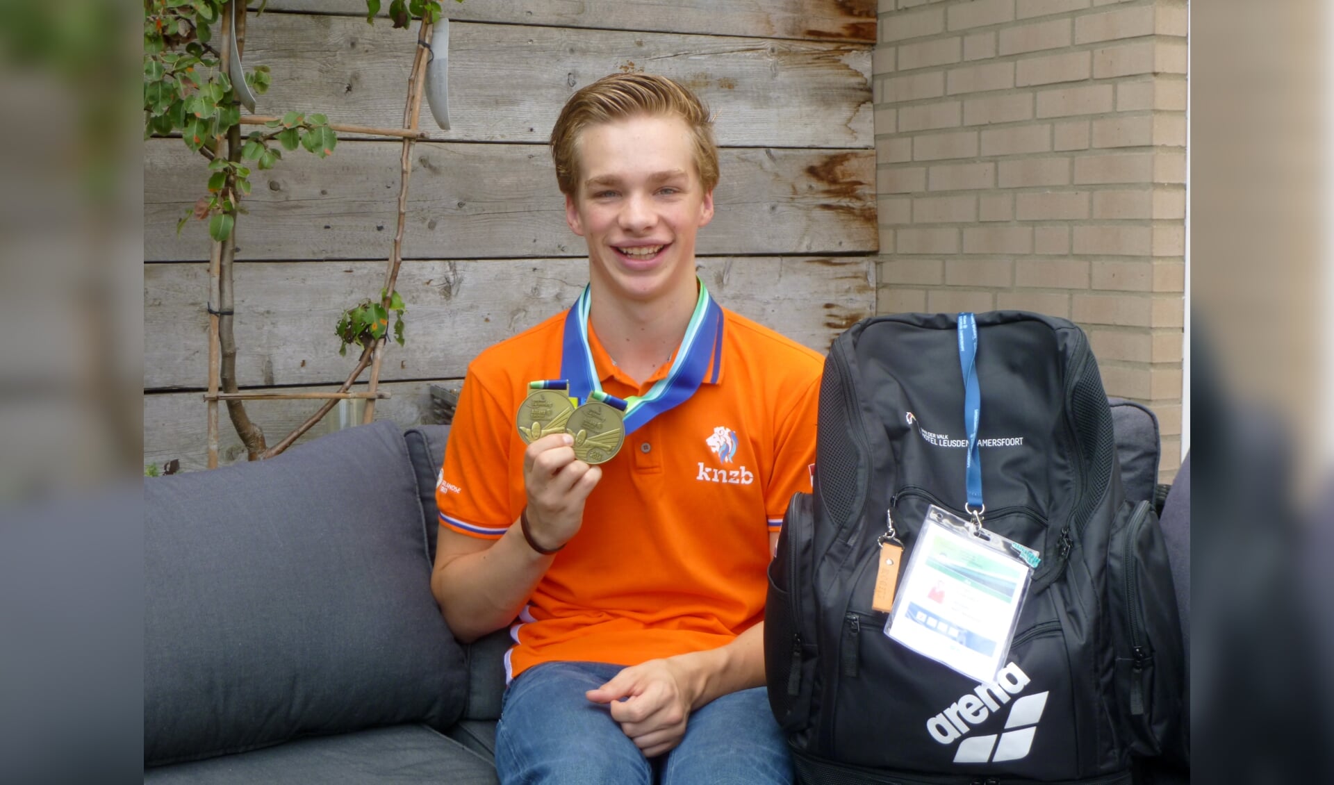 Vol trots toont Rogier Dorsman zijn bronzen medailles.