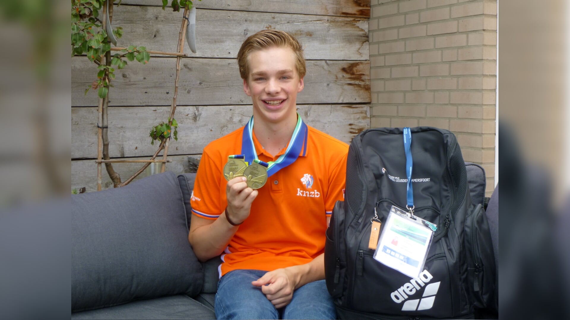 Vol trots toont Rogier Dorsman zijn bronzen medailles.