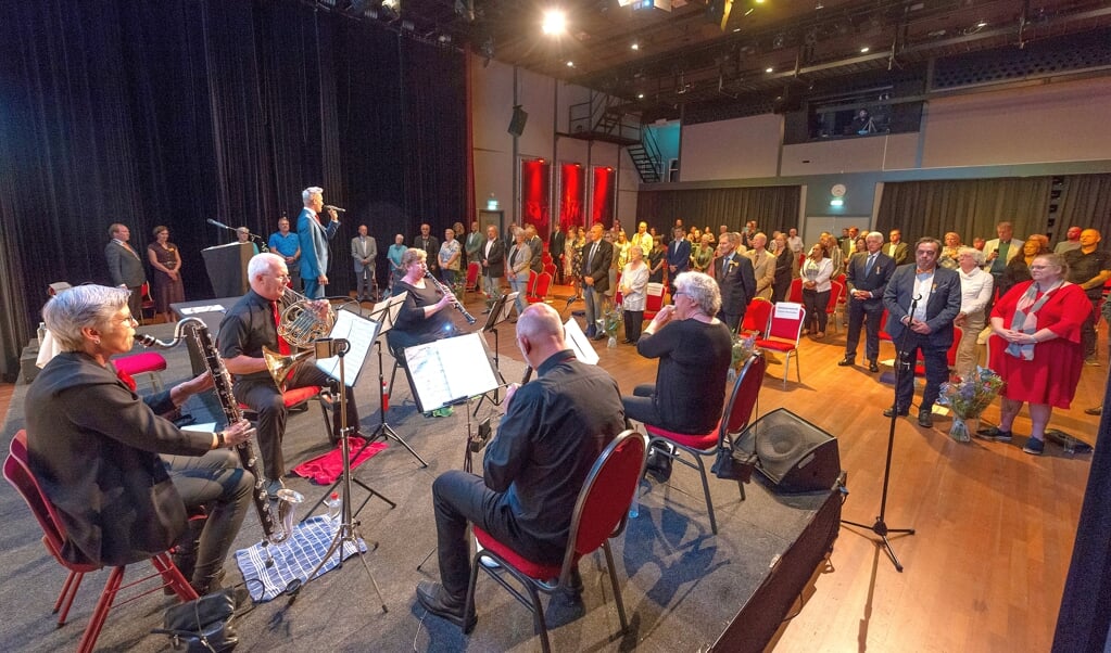 Bart Mijnster zingt het Wilhelmus, begeleid door het Quint Blaaskwintet.