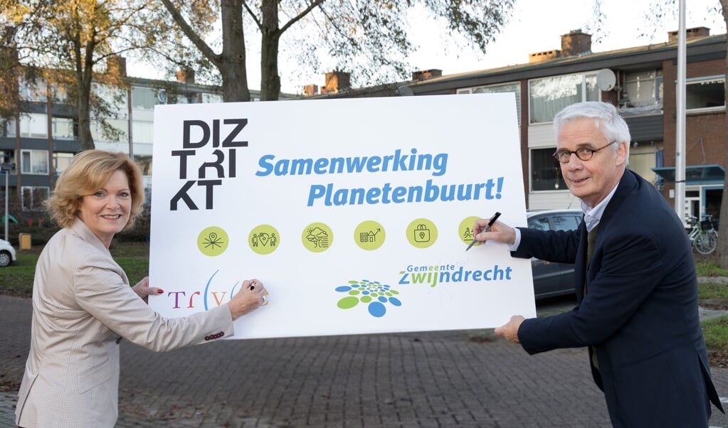 Foto: Tinka van Rood en Jos Huizinga in de Planetenbuurt. Fotograaf: Carin du Burck
