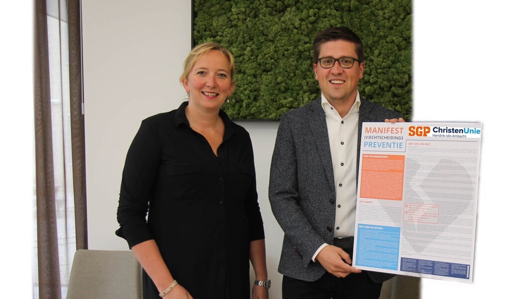 Martine Kamphuis en Jeroen van der Laan willen dat degemeente Hendrik-Ido-Ambacht een relatieloket start. Dit staat in hunverkiezingsprogramma. Foto: SGP-ChristenUnie