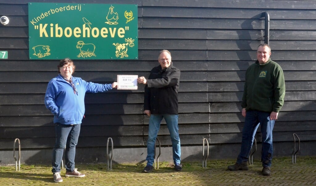 Hennie Stam mocht namens Scouting Panoord de cheque overhandigen aan Gerard Keuzenkamp van de stichting vrienden van de Kiboe-hoeve.