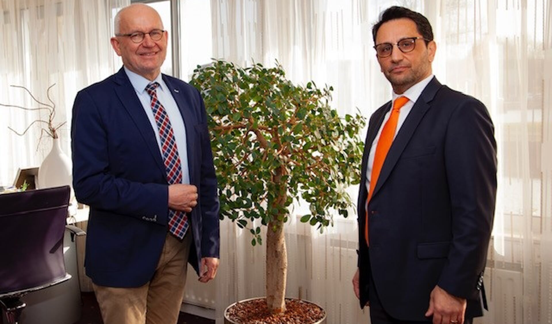 Burgemeester Jan Heijkoop en voorzitter van de Oranjevereniging Eyup Karso