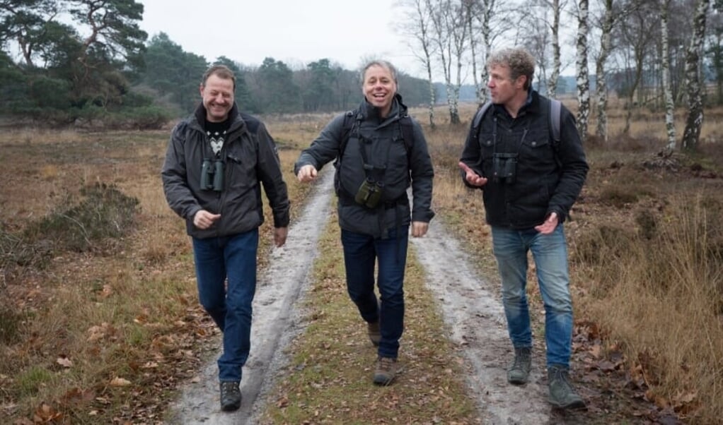 Luc Hoogenstein, Mark Zekhuis en Louis van Oort, de schrijvers van het boek, op pad in de natuur 
