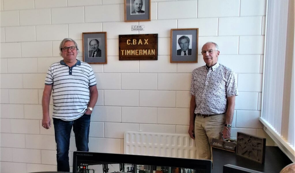 Klaas Bax en Ies van Driel terzijde van de grondleggers van timmerbedrijf Bax, vlnr P.A. Bax, C. Bax sr. en C. Bax jr.