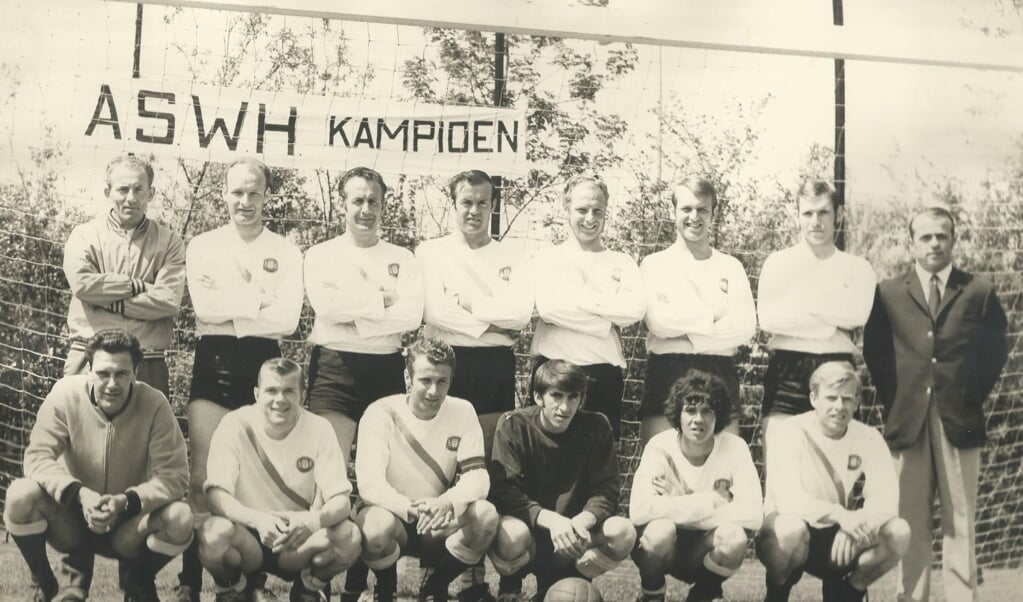 Champion’s-matchwinner Ab Ritmeester gehurkt uiterst rechts.