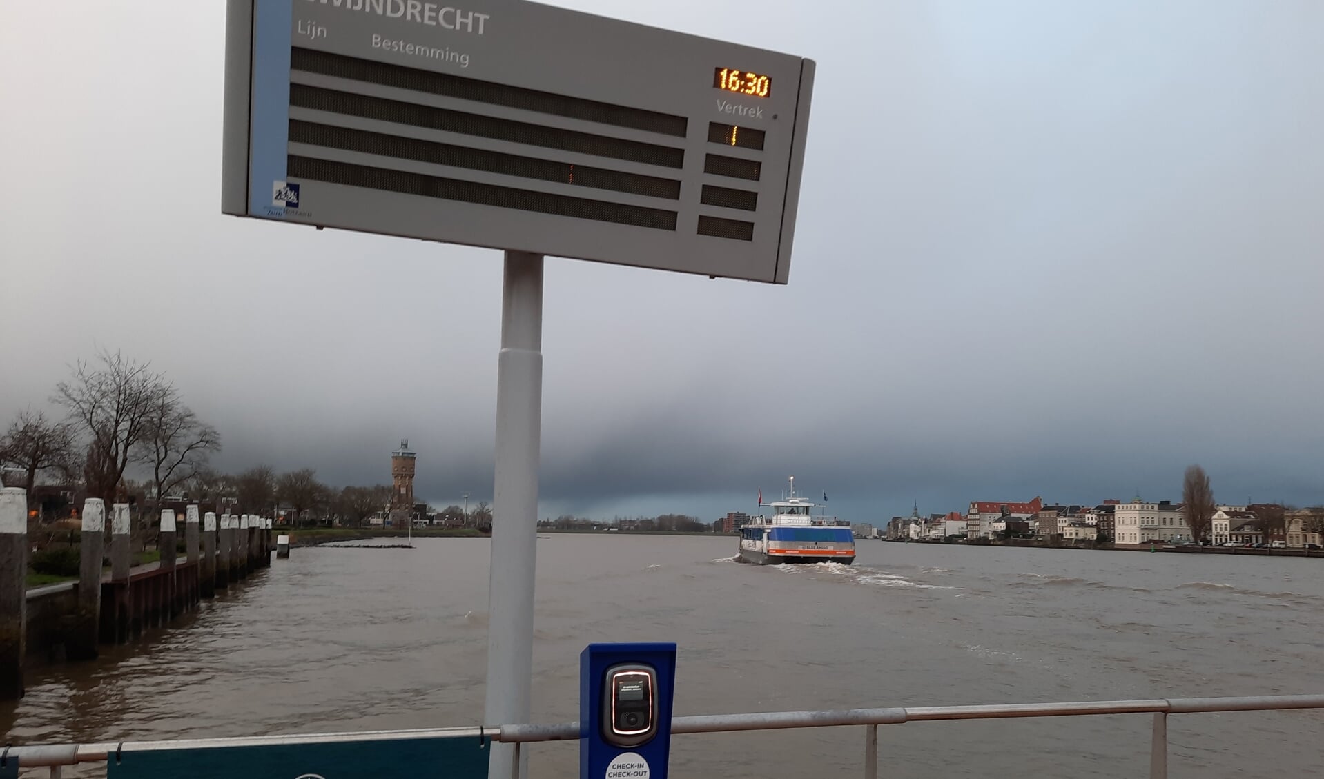De veerboot van Blue Amigo op weg naar halte Merwekade.