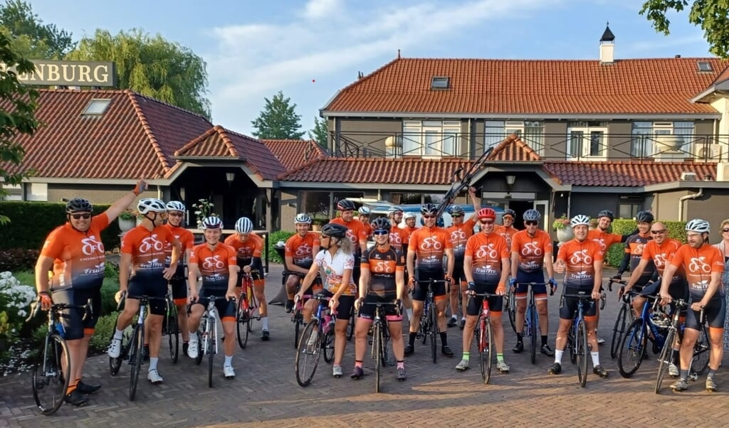 De fietsers van Cycling for Others.
