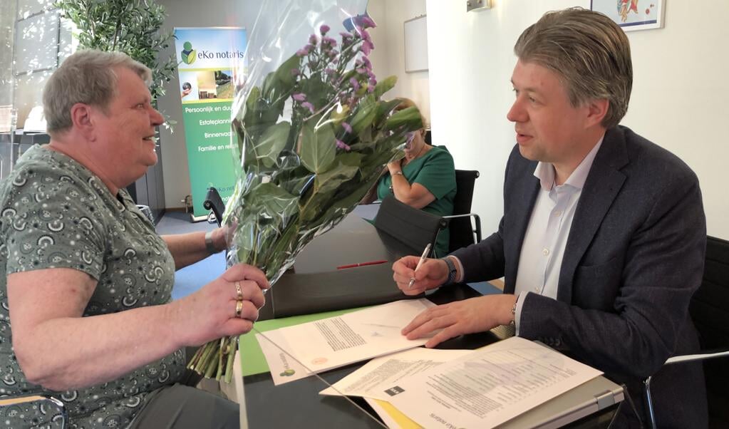 Voorzitter Ineke de Kok van het Repair Café bedankt de notaris Mr. Christian de Kok met bloemen.