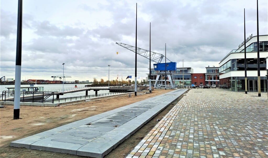 Het waterkunstwerk met 30 fonteinen en de blauwe havenkraan aan de Noordkade