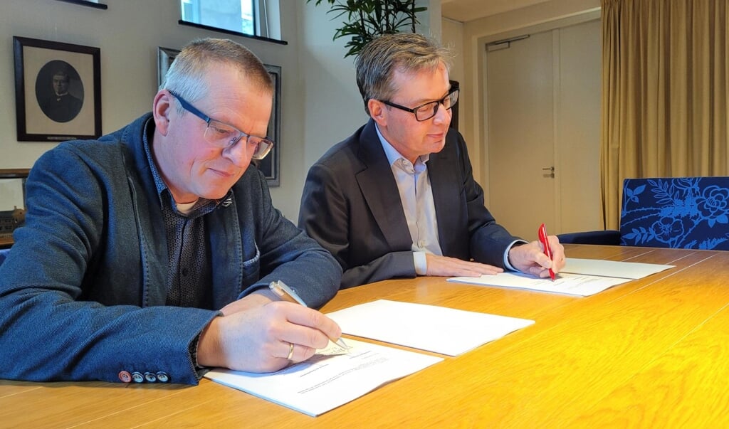 Foto v.l.n.r.: wethouder Robert Kreukniet van de gemeente Zwijndrecht en Gilbert Kokenberg, directeur projecten AM Zuidwest
