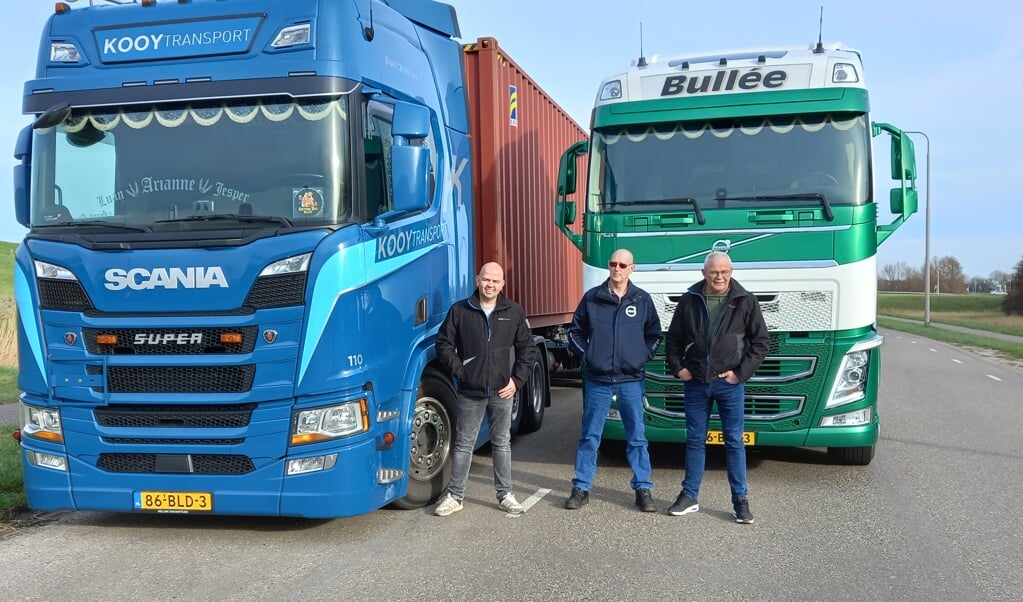 Ambachtse truckers zoeken een parkeerplaats: vlnr. Michel Pater , Jan-Arie Bullée en Albert Gooijer. ‘Ubi volentia est, via est’ staat op een van de vrachtwagens: ‘Waar een wil is, is een weg’.