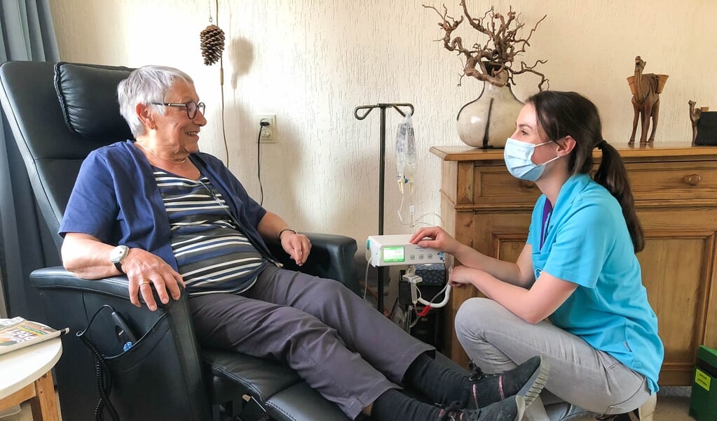 Transmuraal verpleegkundige Gerda van Vugt blijft bij mevrouw Van Leerdam tijdens de toediening van trastuzumab.