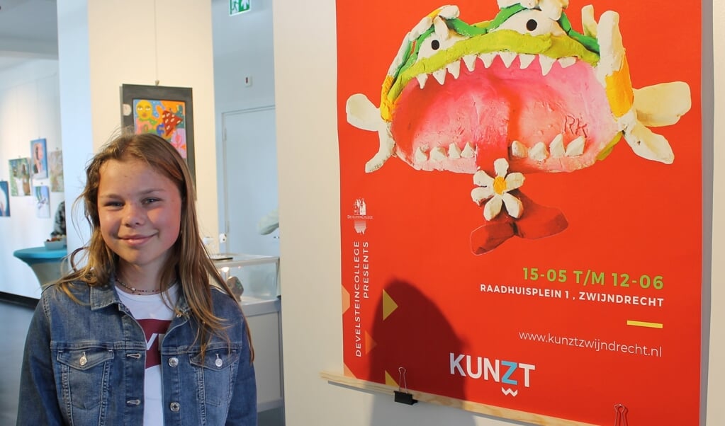Het keramieke zeemonster, gemaakt door Renske Kubbe uit de atheneumbrugklas, werd gekozen voor het kleurrijke affiche van de expositie nARTure.