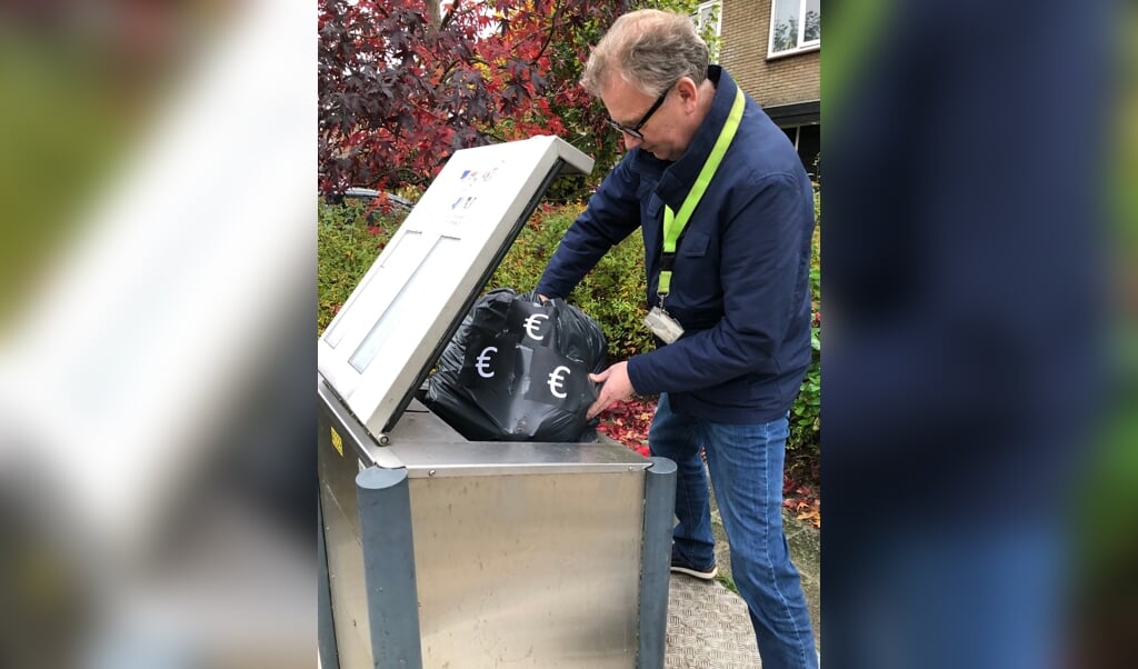 Foto: Fractievoorzitter Oene Doevendans becijferde eerder dat veel Ambachtse huishoudens fors meer gaan betalen voor restafval.